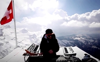Nhạc sĩ Pháp chơi nhạc trên đỉnh núi cao 3.000 m ở Thụy Sĩ