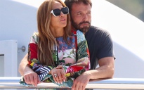 Jennifer Lopez và Ben Affleck công khai mối quan hệ tình cảm