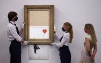 Bức tranh tự hủy của họa sĩ Banksy bán đấu giá hơn 25 triệu USD