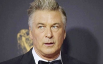 Gia đình nữ đạo diễn bị bắn trên phim trường 'Rust' kiện Alec Baldwin