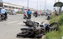 Ô tô 'lùa' nhiều xe máy ở xa lộ Hà Nội, 3 người bị thương