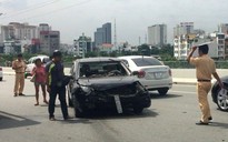 Ô tô 4 chỗ móp méo sau tai nạn trên cầu Sài Gòn