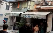 Nhà bốc cháy trong cơn mưa lớn