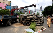 Lách tránh ô tô 4 chỗ, xe tải lật ngang trên con lươn đường Nguyễn Hữu Cảnh