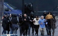 Một tay súng bắt giữ con tin đầu hàng cảnh sát Pháp