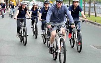 Tân Đại sứ Mỹ tại Việt Nam chạy xe đạp ở TP.HCM