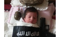 Phiến quân IS dùng cả trẻ sơ sinh để tuyên truyền
