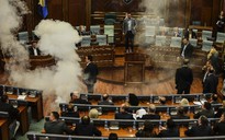 Các nghị sĩ đấu nhau bằng hơi cay tại Quốc hội Kosovo