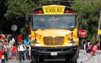 Học sinh Nam Phi 'cướp' xe buýt để… đi thi đúng giờ
