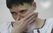 Dân Ukraine ném trứng vào sứ quán Nga đòi thả nữ phi công