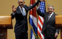 Cái nắm tay kỳ lạ giữa Chủ tịch Castro và Tổng thống Obama