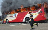 Xe buýt chở du khách Trung Quốc bốc cháy ở Đài Loan, 26 người chết