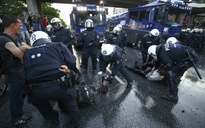 Biểu tình biến thành bạo động trước hội nghị G20, 76 cảnh sát bị thương