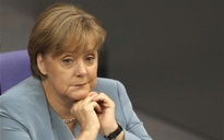 Thủ tướng Merkel nhận được dao lam, bột trắng đe dọa