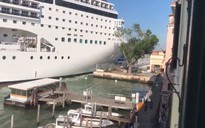 Hoảng loạn vì du thuyền khủng tông vào bến cảng ở Venice