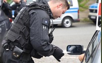 Cảnh sát Đức chống phát xít mới bằng cách tịch thu hết bia