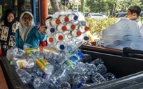 Dùng rác thải nhựa mua vé xe buýt ở Indonesia