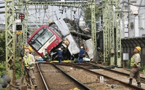 Tàu cao tốc va chạm xe tải ở Nhật Bản, 30 người bị thương