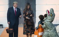 Tổng thống Trump gây tranh cãi vì đặt kẹo Halloween lên đầu em nhỏ