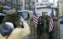 Hóa trang lính Mỹ 'chặt chém' du khách chụp ảnh bên Bức tường Berlin