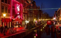 Amsterdam sẽ không còn cảnh gái mại dâm vẫy khách qua cửa kính?