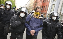 Cảnh sát Đức bắt hàng chục người biểu tình phản đối lệnh phong tỏa