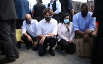 Thủ tướng Canada quỳ gối cùng người biểu tình phản đối phân biệt chủng tộc