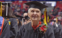 ‘Không bao giờ bỏ học’: Tốt nghiệp đại học ở tuổi 90 sau 68 năm gián đoạn
