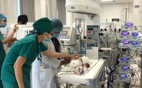 Phẫu thuật cứu em bé sinh non 'chỉ bằng nắm tay'