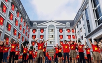 Cổ vũ tuyển Việt Nam, học sinh mặc áo cờ Việt Nam, nhảy flashmob