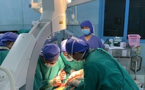 2 bệnh viện phối hợp phẫu thuật cho học sinh bị thương do cây phượng bật gốc