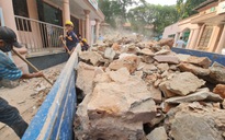 TP.HCM: Cổng Bệnh viện Nhi đồng 2 có lịch sử trăm năm bị xe 7 chỗ 'tông gục'
