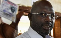 HLV Wenger vội vàng chúc mừng George Weah trở thành Tổng thống Liberia