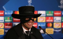 Phía sau chiếc mặt nạ 'Zorro' của HLV Paulo Fonseca