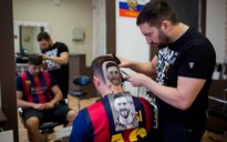Kỳ công 'vẽ' chân dung Messi trên đầu CĐV