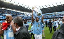 Cựu danh thủ Man City Lescott cùng Cúp vô địch Ngoại hạng Anh đến Việt Nam