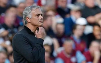 HLV Mourinho ở lại London, chờ tin sa thải từ M.U?