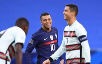 CĐV bị ‘đốn tim’ bởi hành động tuyệt đẹp của Cristiano Ronaldo và Kylian Mbappe