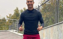 Cristiano Ronaldo bất ngờ xuống tóc, hạ quyết tâm thắng Covid-19