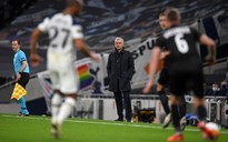 HLV Mourinho muốn thay cả đội Tottenham sau hiệp 1, lệnh tập lúc 11 giờ sáng