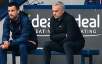 HLV Mourinho gây sốt Instagram khi ví ‘bộ ba nguyên tử’ như đôi giày mới của mình