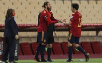 Sergio Ramos bị 'bỏ rơi' trong chiến thắng của tuyển Tây Ban Nha