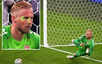 CĐV tuyển Anh bị chỉ trích vì tiểu xảo chiếu đèn laser vào thủ môn Kasper Schmeichel