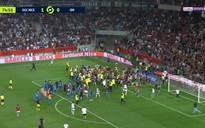 Hình ảnh gây sốc tại giải Ligue 1: CĐV tràn xuống sân hành hung cầu thủ