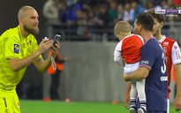 Bức ảnh để đời của thủ môn CLB Reims và con trai với siêu sao Messi