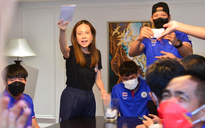 Nữ tỉ phú Nualphan Lamsam ‘Madam Pang’ tặng tiền thưởng cho U.23 Thái Lan trước khi về nước