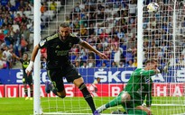 Benzema lập cú đúp phút cuối giúp Real Madrid khởi đầu hoàn hảo