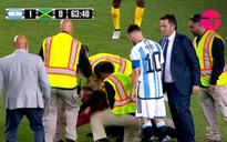3 lần bị CĐV quá khích gây hốt hoảng, Messi vẫn lập cú đúp cho Argentina