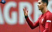 Richarlison bị CĐV ném chuối, Cristiano Ronaldo lại ném băng thủ quân