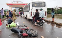 Bình Định: Một người tử vong khi xe máy và ô tô chở công nhân va chạm